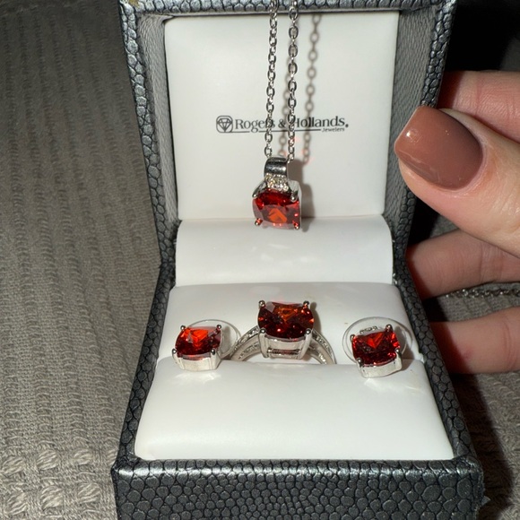 Red simulated diamond set - Picture 1 of 5